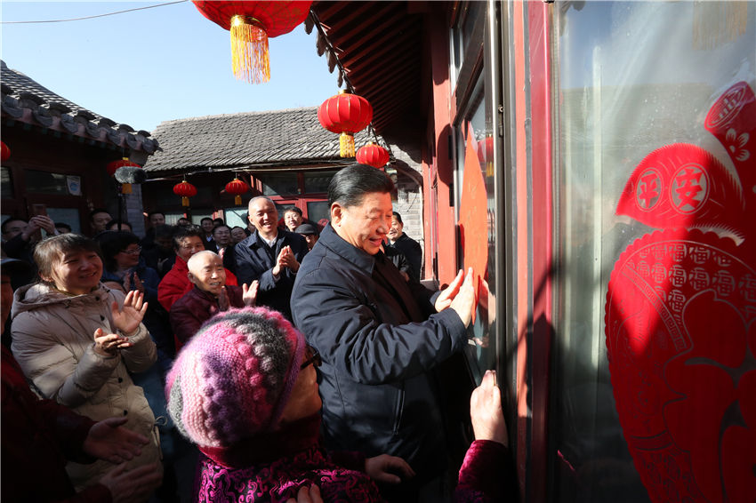 2月1日，中共中央總書(shū)記、國(guó)家主席、中央軍委主席習(xí)近平在北京看望慰問(wèn)基層干部群眾，考察北京冬奧會(huì)、冬殘奧會(huì)籌辦工作。這是1日上午，習(xí)近平在前門東區(qū)草廠四條胡同32號(hào)院，高興地拿起一幅“?！弊郑H自貼到門上，給這裡的老街坊們拜年。新華社記者 鞠鵬 攝