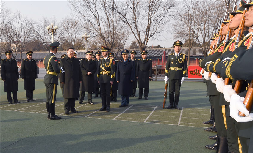 新春佳節(jié)即將到來之際，中共中央總書記、國家主席、中央軍委主席習近平2月2日專程來到北京衛(wèi)戍區(qū)，深入基層班排，察看執(zhí)勤哨位，親切慰問部隊官兵，代表黨中央和中央軍委，向全體人民解放軍指戰(zhàn)員、武警部隊官兵、民兵預備役人員致以誠摯問候和新春祝福。這是習近平觀看國旗中隊官兵護旗隊列動作訓練。新華社記者 李剛 攝