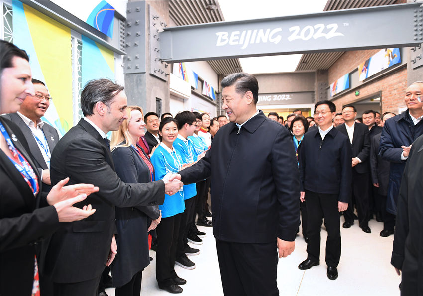 2月1日，中共中央總書記、國家主席、中央軍委主席習近平在北京看望慰問基層干部群眾，考察北京冬奧會、冬殘奧會籌辦工作。這是1日下午，習近平在石景山首鋼園區(qū)冬奧組委辦公樓，看望慰問北京冬奧組委工作人員和志願者代表。新華社記者 謝環(huán)馳 攝