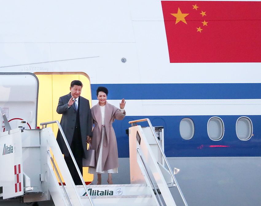 3月21日，國(guó)家主席習(xí)近平乘專機(jī)抵達(dá)羅馬，開(kāi)始對(duì)意大利共和國(guó)進(jìn)行國(guó)事訪問(wèn)。這是習(xí)近平和夫人彭麗媛步出艙門(mén)。 新華社記者王曄攝