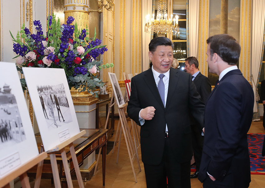 3月25日，國家主席習(xí)近平在巴黎愛麗舍宮同法國總統(tǒng)馬克龍參觀中法建交55周年和留法勤工儉學(xué)運(yùn)動(dòng)100周年圖片展。 新華社記者 鞠鵬 攝