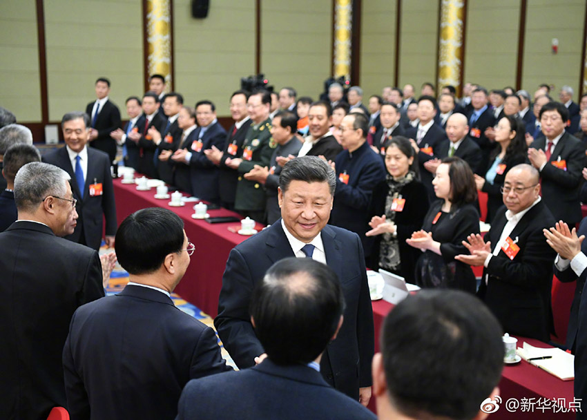 3月4日下午，中共中央總書記、國家主席、中央軍委主席習(xí)近平看望參加全國政協(xié)十三屆二次會議的文化藝術(shù)界、社會科學(xué)界委員，並參加聯(lián)組會，聽取意見和建議。中共中央政治局常委、全國政協(xié)主席汪洋參加看望和討論。新華社記者 謝環(huán)馳 攝