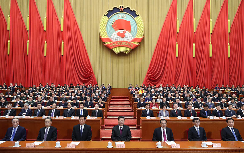 3月3日，中國人民政治協(xié)商會議第十三屆全國委員會第二次會議在北京人民大會堂開幕。這是習近平、李克強、栗戰(zhàn)書、王滬寧、趙樂際、韓正、王岐山在主席臺就座。 新華社記者 鞠鵬 攝