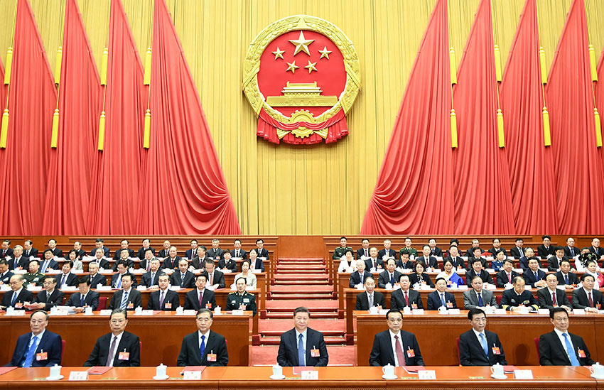 3月15日，第十三屆全國(guó)人民代表大會(huì)第二次會(huì)議在北京人民大會(huì)堂閉幕。習(xí)近平等黨和國(guó)家領(lǐng)導(dǎo)人在主席臺(tái)就座。 新華社記者 謝環(huán)馳 攝