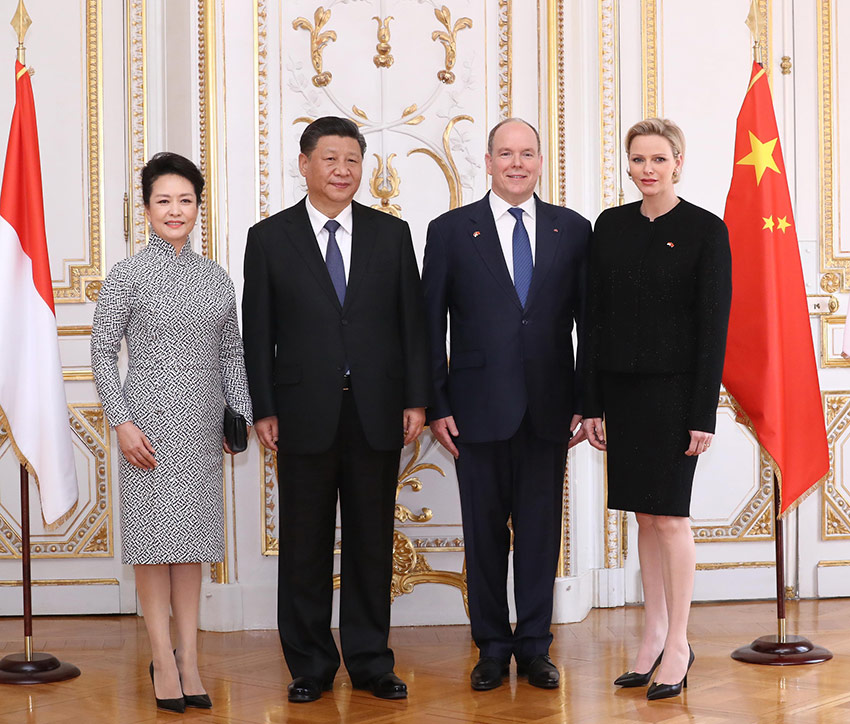 3月24日，國家主席習(xí)近平同摩納哥親王阿爾貝二世舉行會(huì)談。這是習(xí)近平和夫人彭麗媛同阿爾貝二世親王夫婦合影。 新華社記者 鞠鵬 攝