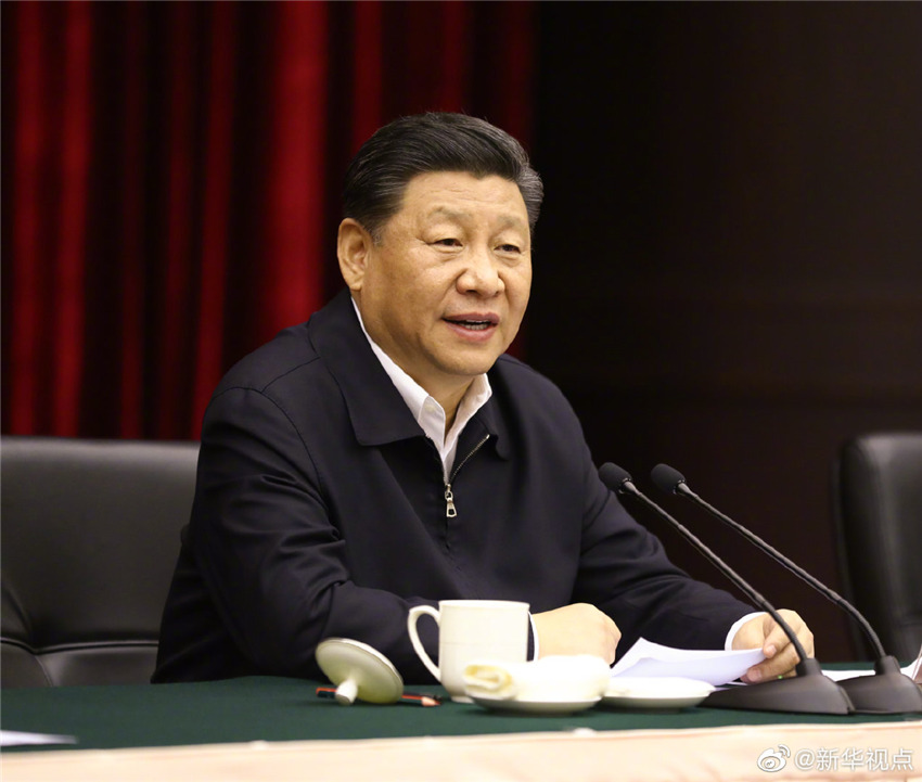 4月15日至17日，中共中央總書記、國家主席、中央軍委主席習(xí)近平在重慶考察，並主持召開解決“兩不愁三保障”突出問題座談會(huì)。這是4月16日下午，習(xí)近平主持召開解決“兩不愁三保障”突出問題座談會(huì)並發(fā)表重要講話。新華社記者 鞠鵬 攝
