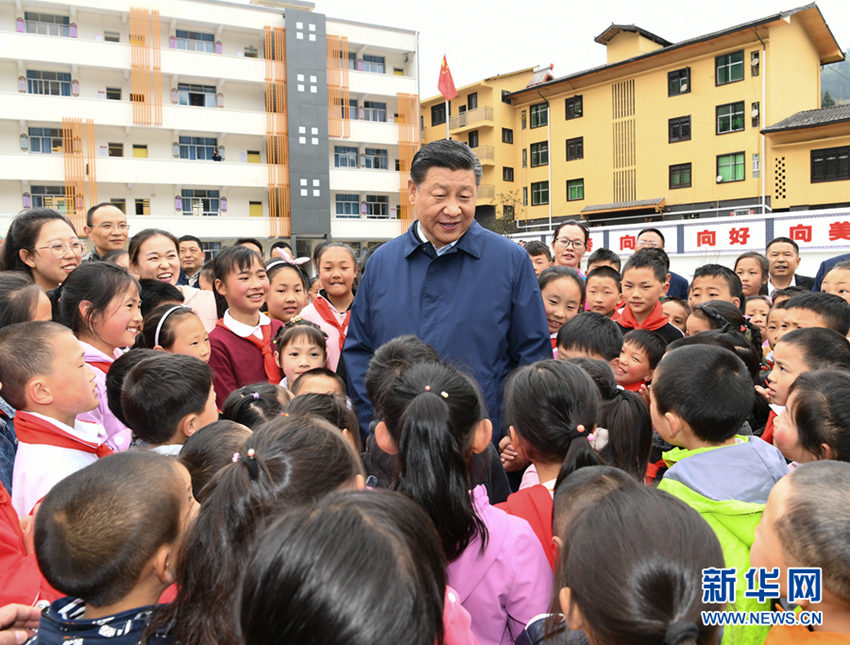 4月15日至17日，中共中央總書記、國家主席、中央軍委主席習(xí)近平在重慶考察，並主持召開解決“兩不愁三保障”突出問題座談會。這是4月15日下午，習(xí)近平在石柱土家族自治縣中益鄉(xiāng)小學(xué)同師生親切交談，了解義務(wù)教育保障情況。 新華社記者 謝環(huán)馳 攝