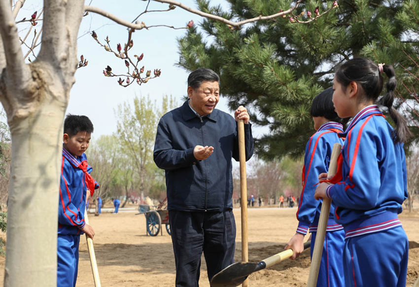 4月8日，黨和國家領導人習近平、栗戰(zhàn)書、汪洋、王滬寧、趙樂際、韓正、王岐山等來到北京市通州區(qū)永順鎮(zhèn)參加首都義務植樹活動。這是習近平同少先隊員在一起。新華社記者 鞠鵬 攝
