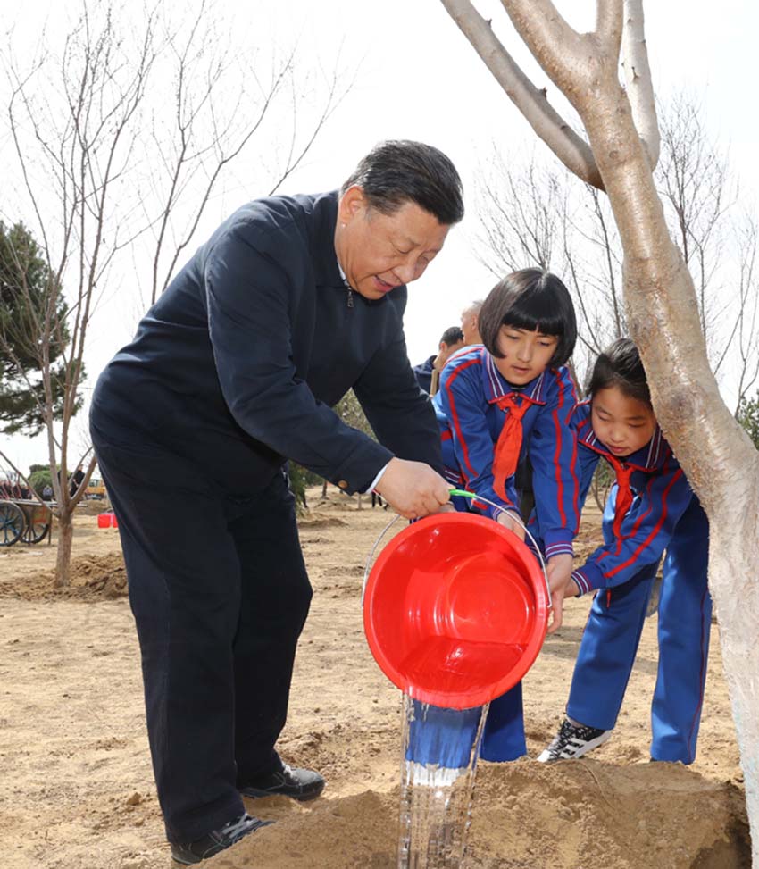 4月8日，黨和國家領(lǐng)導(dǎo)人習(xí)近平、栗戰(zhàn)書、汪洋、王滬寧、趙樂際、韓正、王岐山等來到北京市通州區(qū)永順鎮(zhèn)參加首都義務(wù)植樹活動。這是習(xí)近平同少先隊員一起給剛栽下的樹苗澆水。新華社記者 鞠鵬 攝