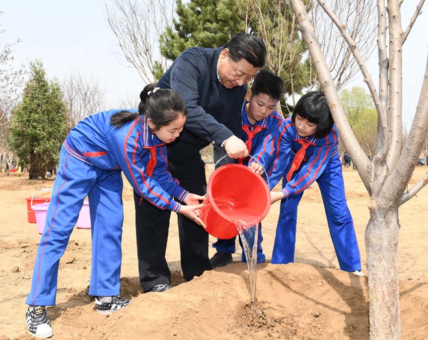 4月8日，黨和國家領導人習近平、栗戰(zhàn)書、汪洋、王滬寧、趙樂際、韓正、王岐山等來到北京市通州區(qū)永順鎮(zhèn)參加首都義務植樹活動。這是習近平同少先隊員一起給剛栽下的樹苗澆水。新華社記者 謝環(huán)馳 攝