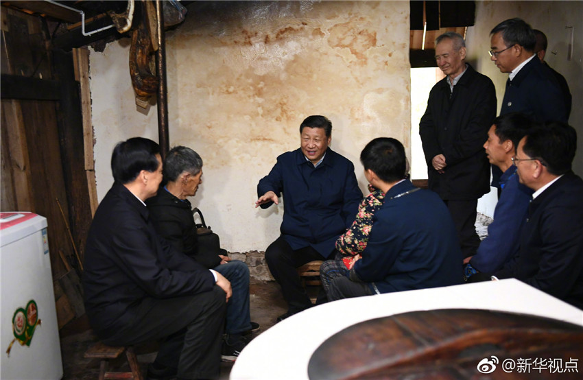 4月15日至17日，中共中央總書記、國家主席、中央軍委主席習近平在重慶考察，並主持召開解決“兩不愁三保障”突出問題座談會。這是4月15日下午，習近平在石柱土家族自治縣中益鄉(xiāng)華溪村看望貧困戶譚登周一家。新華社記者 謝環(huán)馳 攝
