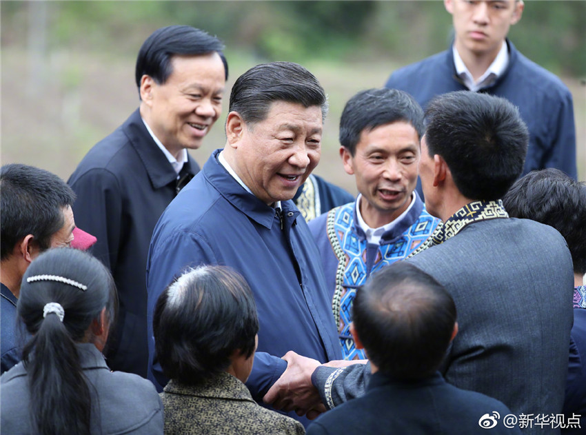 4月15日至17日，中共中央總書記、國家主席、中央軍委主席習近平在重慶考察，並主持召開解決“兩不愁三保障”突出問題座談會。這是4月15日下午，習近平在石柱土家族自治縣中益鄉(xiāng)華溪村同村民親切交流。新華社記者 丁海濤 攝