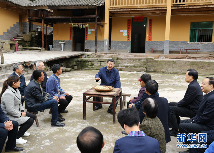 4月15日至17日，中共中央總書記、國家主席、中央軍委主席習近平在重慶考察，並主持召開解決“兩不愁三保障”突出問題座談會。這是4月15日下午，習近平在石柱土家族自治縣中益鄉(xiāng)華溪村同村民代表、基層干部、扶貧干部、鄉(xiāng)村醫(yī)生等圍坐在一起，共話脫貧攻堅。新華社記者 鞠鵬 攝