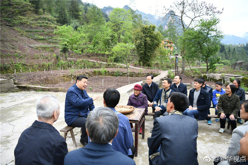 4月15日至17日，中共中央總書記、國家主席、中央軍委主席習(xí)近平在重慶考察，並主持召開解決“兩不愁三保障”突出問題座談會。這是4月15日下午，習(xí)近平在石柱土家族自治縣中益鄉(xiāng)華溪村同村民代表、基層干部、扶貧干部、鄉(xiāng)村醫(yī)生等圍坐在一起，共話脫貧攻堅。新華社記者 謝環(huán)馳 攝