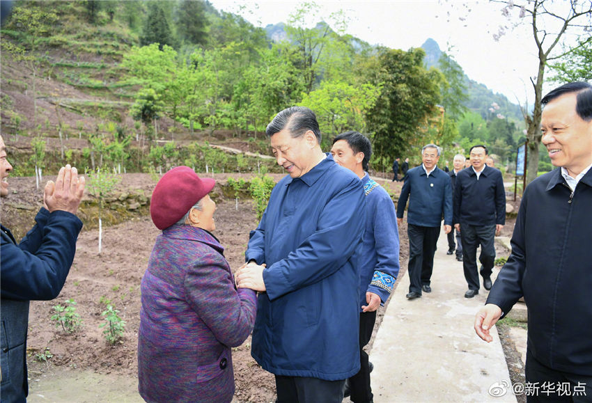 4月15日至17日，中共中央總書記、國家主席、中央軍委主席習近平在重慶考察，並主持召開解決“兩不愁三保障”突出問題座談會。這是4月15日下午，習近平在石柱土家族自治縣中益鄉(xiāng)華溪村看望老黨員、已脫貧戶馬培清一家。新華社記者 謝環(huán)馳 攝