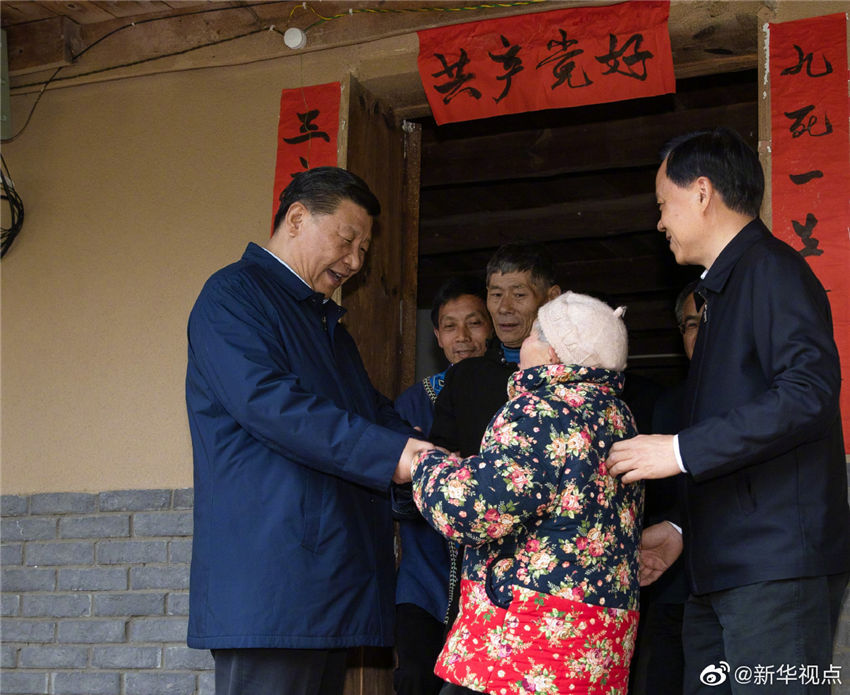 4月15日至17日，中共中央總書記、國家主席、中央軍委主席習近平在重慶考察，並主持召開解決“兩不愁三保障”突出問題座談會。這是4月15日下午，習近平在石柱土家族自治縣中益鄉(xiāng)華溪村看望貧困戶譚登周一家。新華社記者 劉彬 攝