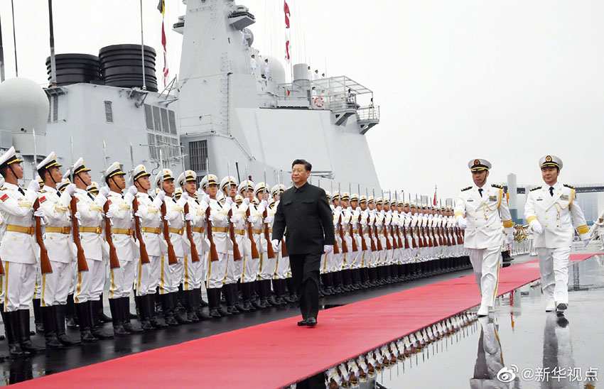 4月23日下午，中共中央總書記、國家主席、中央軍委主席習(xí)近平出席慶祝人民海軍成立70周年海上閱兵活動(dòng)。12時(shí)40分許，習(xí)近平來到青島奧帆中心碼頭，檢閱中國人民解放軍海軍儀仗隊(duì)，隨后登上執(zhí)行檢閱任務(wù)的西寧艦。 新華社記者 李剛 攝