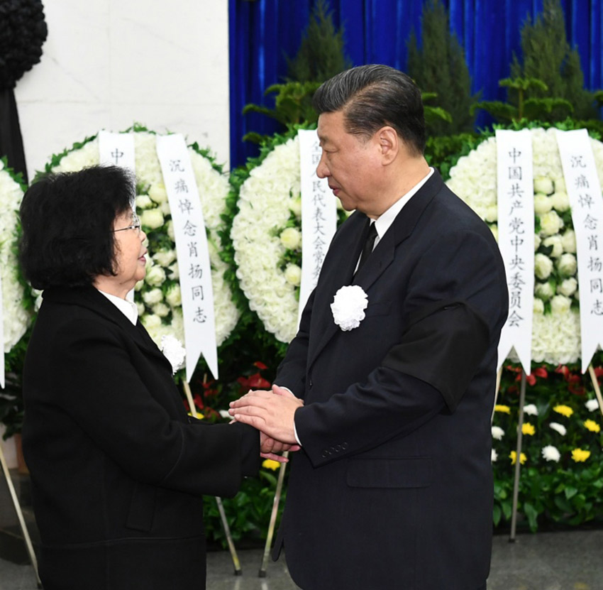 4月22日，肖揚(yáng)同志遺體在北京八寶山革命公墓火化。習(xí)近平、李克強(qiáng)、栗戰(zhàn)書、汪洋、王滬寧、趙樂(lè)際、韓正、王岐山等前往八寶山送別。這是習(xí)近平與肖揚(yáng)親屬握手，表示深切慰問(wèn)。新華社記者 謝環(huán)馳攝