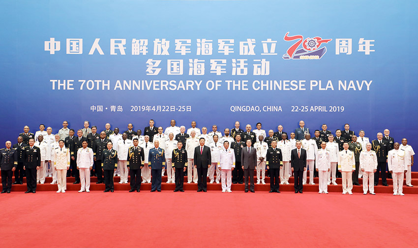 4月23日上午，國家主席、中央軍委主席習近平在青島集體會見應邀出席中國人民解放軍海軍成立70周年多國海軍活動的外方代表團團長，代表中國政府和軍隊向出席活動的各國海軍官兵表示熱烈歡迎。圖為會見前，習近平同應邀出席中國人民解放軍海軍成立70周年多國海軍活動的外方代表團團長合影。 新華社記者 李剛 攝
