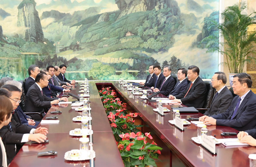 4月24日，國家主席習(xí)近平在北京人民大會(huì)堂會(huì)見日本首相特使、自民黨干事長(zhǎng)二階俊博。 新華社記者 黃敬文 攝