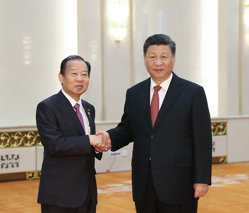 4月24日，國家主席習(xí)近平在北京人民大會(huì)堂會(huì)見日本首相特使、自民黨干事長二階俊博。 新華社記者 黃敬文 攝