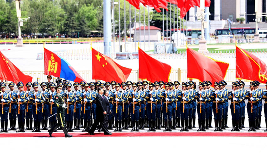 4月25日，國(guó)家主席習(xí)近平在北京人民大會(huì)堂同蒙古國(guó)總統(tǒng)巴特圖勒嘎舉行會(huì)談。這是會(huì)談前，習(xí)近平在人民大會(huì)堂東門外廣場(chǎng)為巴特圖勒嘎舉行歡迎儀式。 新華社記者 鞠鵬 攝