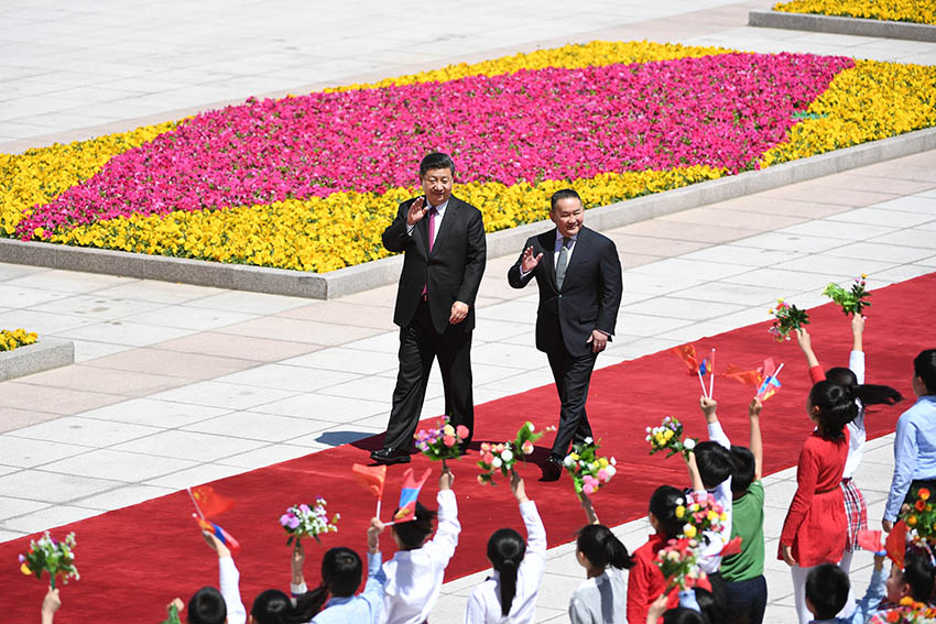 4月25日，國家主席習(xí)近平在北京人民大會堂同蒙古國總統(tǒng)巴特圖勒嘎舉行會談。這是會談前，習(xí)近平在人民大會堂東門外廣場為巴特圖勒嘎舉行歡迎儀式。 新華社記者 殷博古 攝
