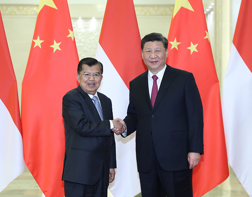 4月25日，國家主席習(xí)近平在北京人民大會(huì)堂會(huì)見印度尼西亞副總統(tǒng)卡拉。 新華社記者 王曄 攝
