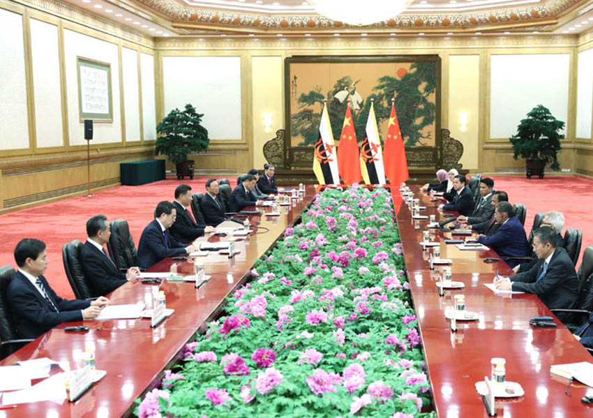 4月26日，國家主席習(xí)近平在北京人民大會堂會見文萊蘇丹哈桑納爾。 新華社記者 丁海濤 攝