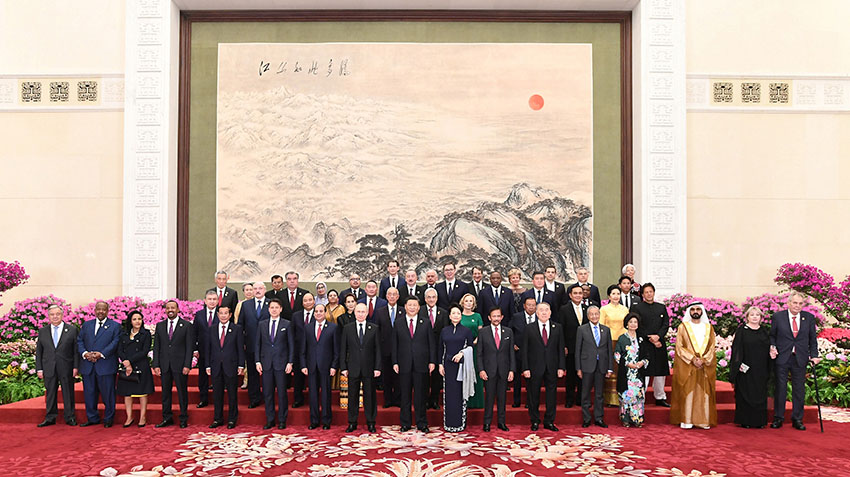 4月26日，國家主席習(xí)近平和夫人彭麗媛在北京人民大會堂舉行宴會，歡迎出席第二屆“一帶一路”國際合作高峰論壇的外方領(lǐng)導(dǎo)人夫婦及嘉賓。這是習(xí)近平和彭麗媛同外方領(lǐng)導(dǎo)人夫婦及嘉賓合影留念。 新華社記者 謝環(huán)馳 攝