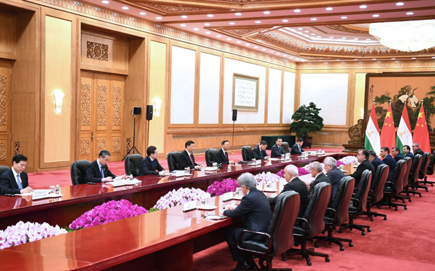 4月28日，國家主席習(xí)近平在北京人民大會(huì)堂會(huì)見塔吉克斯坦總統(tǒng)拉赫蒙。 新華社記者 謝環(huán)馳 攝