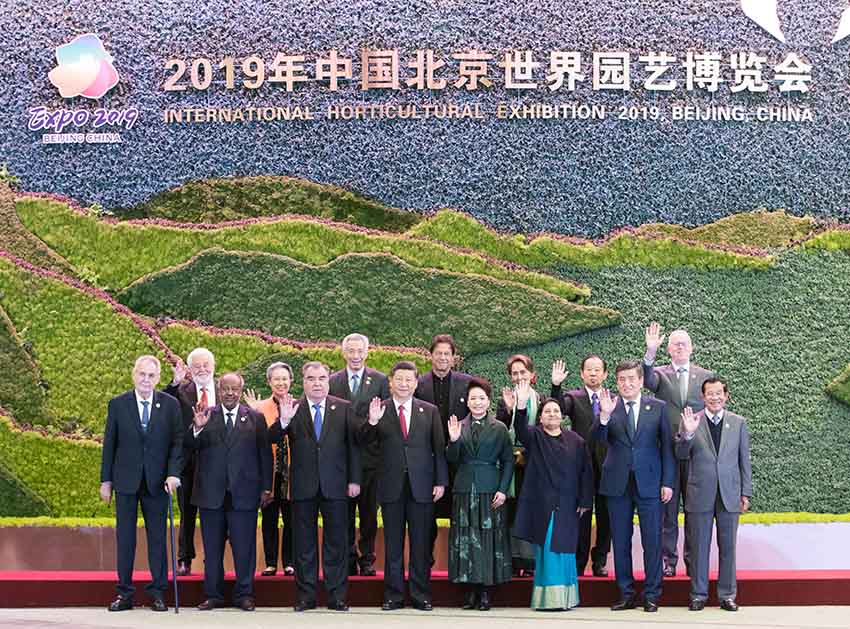 4月28日，國家主席習(xí)近平在北京延慶出席2019年中國北京世界園藝博覽會開幕式，並發(fā)表題為《共謀綠色生活，共建美麗家園》的重要講話。這是開幕式前，習(xí)近平和夫人彭麗媛同參加開幕式的外方領(lǐng)導(dǎo)人集體合影。 新華社記者 黃敬文 攝