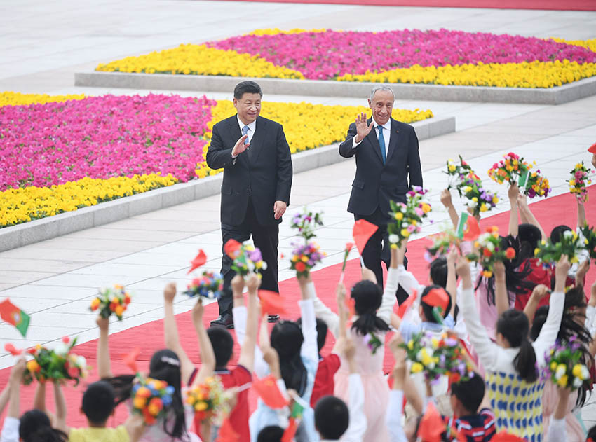 4月29日，國家主席習近平在北京人民大會堂同葡萄牙總統(tǒng)德索薩舉行會談。這是會談前，習近平在人民大會堂東門外廣場為德索薩舉行歡迎儀式。 新華社記者 饒愛民 攝