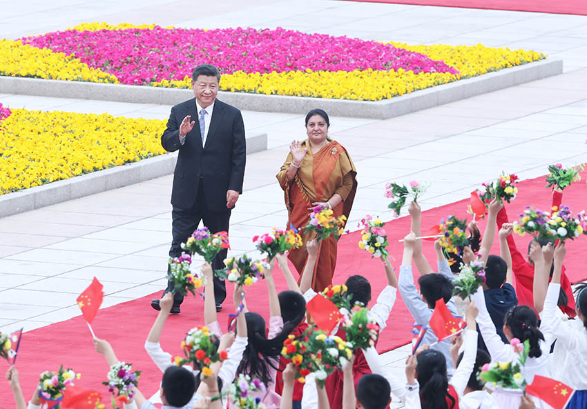 4月29日，國家主席習(xí)近平在北京人民大會堂同尼泊爾總統(tǒng)班達(dá)裡舉行會談。這是會談前，習(xí)近平在人民大會堂東門外廣場為班達(dá)裡舉行歡迎儀式。 新華社記者 黃敬文 攝
