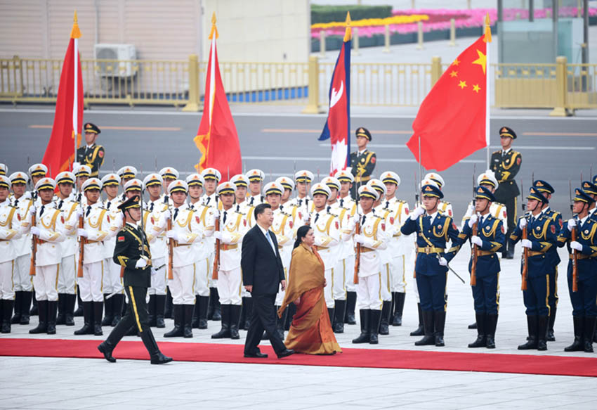 4月29日，國(guó)家主席習(xí)近平在北京人民大會(huì)堂同尼泊爾總統(tǒng)班達(dá)裡舉行會(huì)談。這是會(huì)談前，習(xí)近平在人民大會(huì)堂東門外廣場(chǎng)為班達(dá)裡舉行歡迎儀式。 新華社記者 饒愛(ài)民 攝