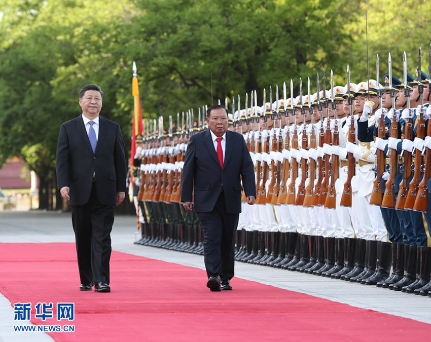 4月30日，中共中央總書記、國家主席習近平在北京同老撾人民革命黨中央總書記、國家主席本揚舉行會談。這是會談前，習近平在人民大會堂東門外廣場為本揚舉行歡迎儀式。 新華社記者 劉衛(wèi)兵 攝