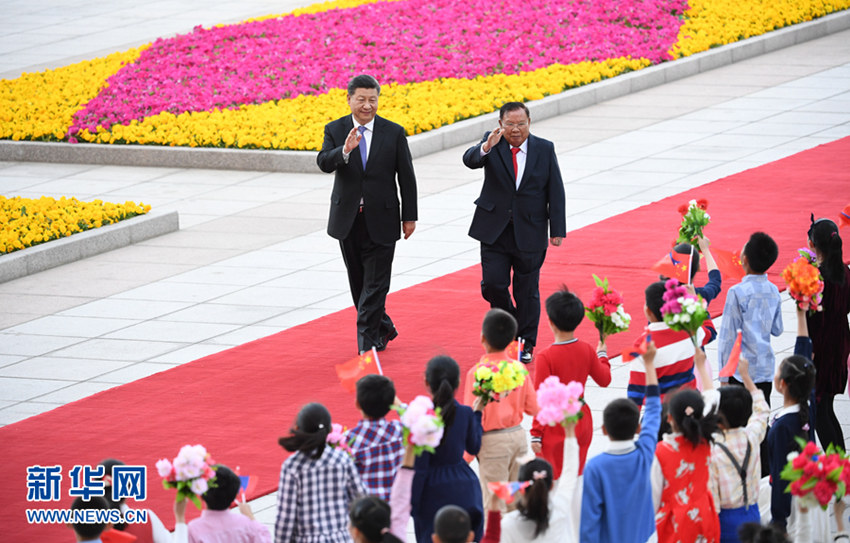 4月30日，中共中央總書記、國家主席習近平在北京同老撾人民革命黨中央總書記、國家主席本揚舉行會談。這是會談前，習近平在人民大會堂東門外廣場為本揚舉行歡迎儀式。 新華社記者 饒愛民 攝