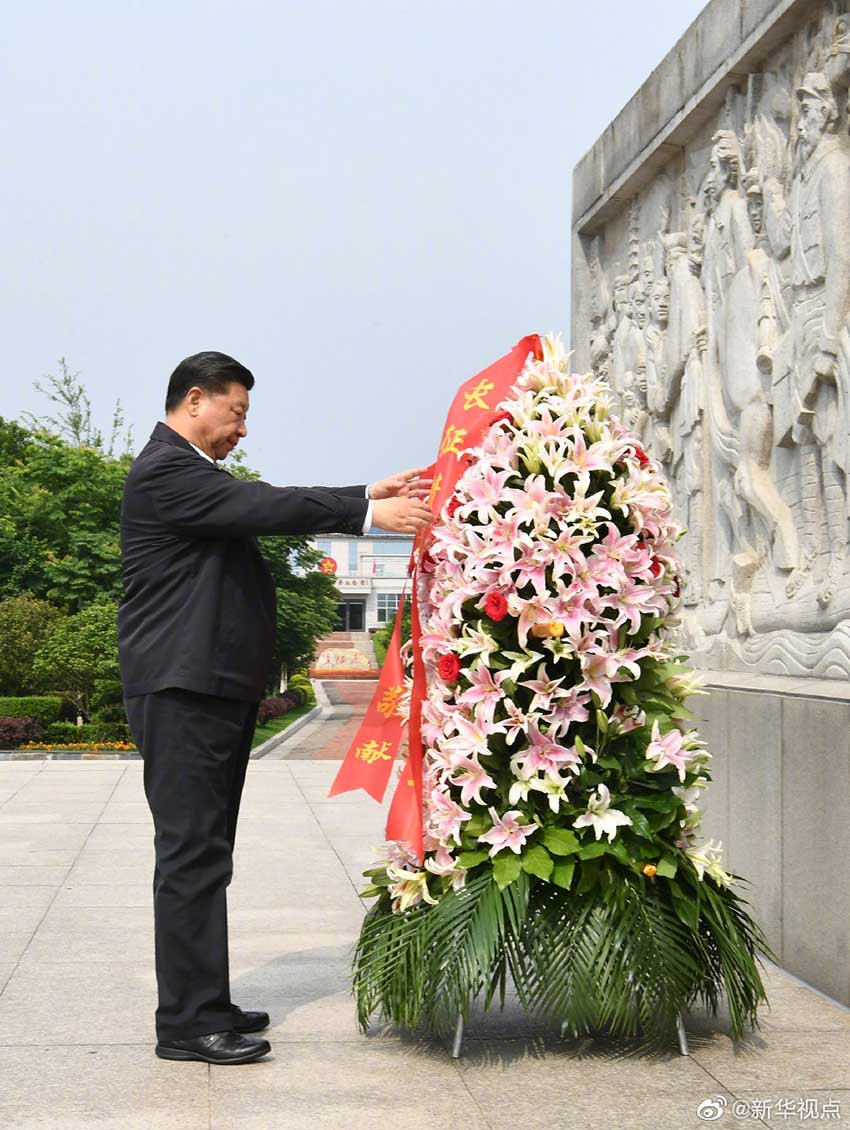 5月20日，正在江西考察調(diào)研的中共中央總書(shū)記、國(guó)家主席、中央軍委主席習(xí)近平，來(lái)到中央紅軍長(zhǎng)征集結(jié)出發(fā)地贛州市於都縣，向中央紅軍長(zhǎng)征出發(fā)紀(jì)念碑敬獻(xiàn)花籃。 新華社記者 謝環(huán)馳 攝