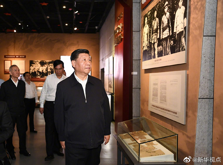 5月20日，中共中央總書記、國家主席、中央軍委主席習近平深入贛南老區(qū)考察調(diào)研。這是習近平在江西省於都縣中央紅軍長征出發(fā)紀念館參觀。 新華社記者 謝環(huán)馳 攝