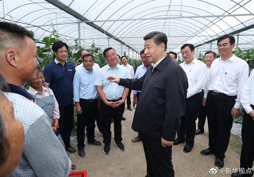 5月20日，中共中央總書記、國家主席、中央軍委主席習(xí)近平深入贛南老區(qū)考察調(diào)研。這是習(xí)近平在江西省於都縣梓山富硒蔬菜產(chǎn)業(yè)園同村民親切交談。 新華社記者 鞠鵬 攝
