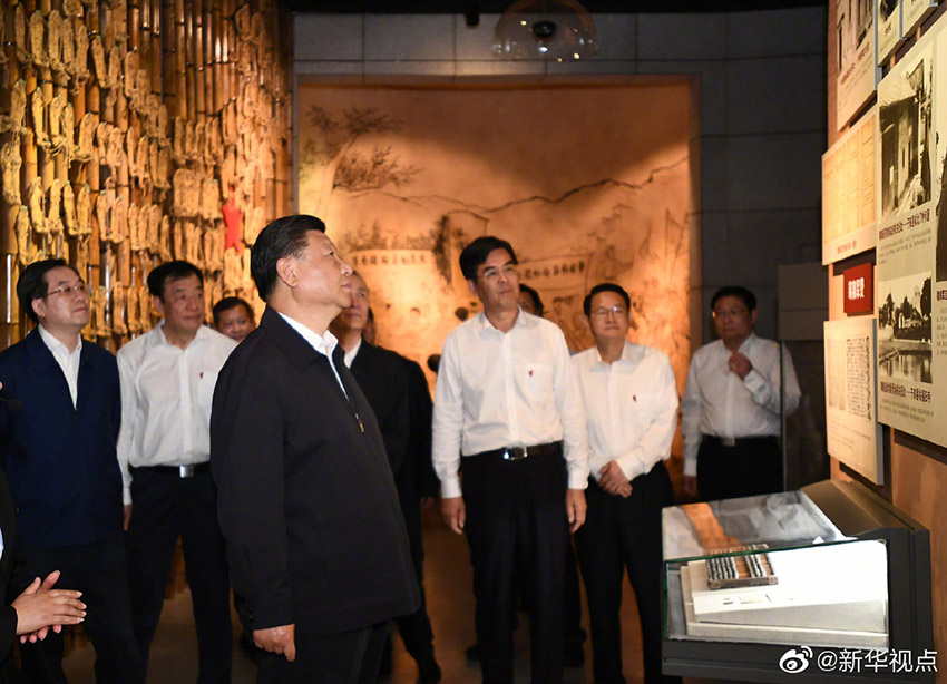 5月20日，中共中央總書記、國家主席、中央軍委主席習(xí)近平深入贛南老區(qū)考察調(diào)研。這是習(xí)近平在江西省於都縣中央紅軍長征出發(fā)紀(jì)念館參觀。 新華社記者 謝環(huán)馳 攝