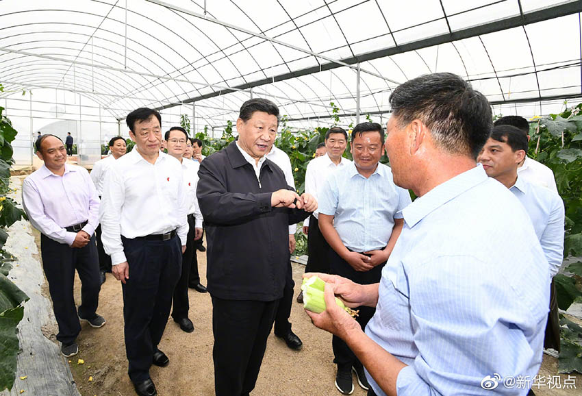 5月20日，中共中央總書記、國家主席、中央軍委主席習(xí)近平深入贛南老區(qū)考察調(diào)研。這是習(xí)近平在江西省於都縣梓山富硒蔬菜產(chǎn)業(yè)園同村民親切交談。 新華社記者 謝環(huán)馳 攝