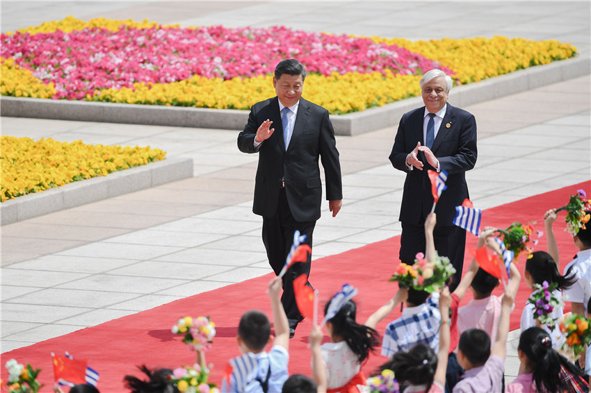 5月14日，國家主席習(xí)近平在北京人民大會堂同希臘總統(tǒng)帕夫洛普洛斯舉行會談。這是會談前，習(xí)近平在人民大會堂東門外廣場為帕夫洛普洛斯舉行歡迎儀式。新華社記者 燕雁 攝