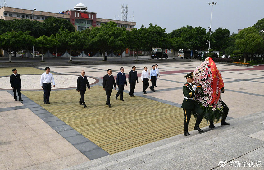 5月20日，正在江西考察調(diào)研的中共中央總書記、國家主席、中央軍委主席習(xí)近平，來到中央紅軍長征集結(jié)出發(fā)地贛州市於都縣，向中央紅軍長征出發(fā)紀(jì)念碑敬獻(xiàn)花籃。新華社記者 謝環(huán)馳 攝