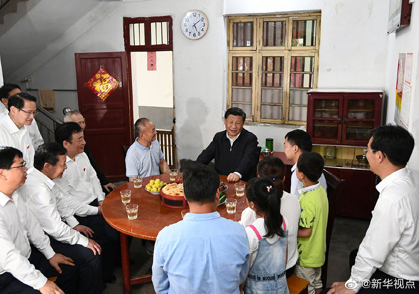 5月20日，中共中央總書記、國家主席、中央軍委主席習近平來到贛州市於都縣梓山鎮(zhèn)潭頭村看望慰問老區(qū)人民。在紅軍烈士后代、退伍軍人孫觀發(fā)家，習近平同孫觀發(fā)一家人和當?shù)劓?zhèn)、村干部圍坐在一起拉家常，詳細了解老區(qū)人民生產(chǎn)發(fā)展和生活改善等情況。新華社記者 謝環(huán)馳 攝