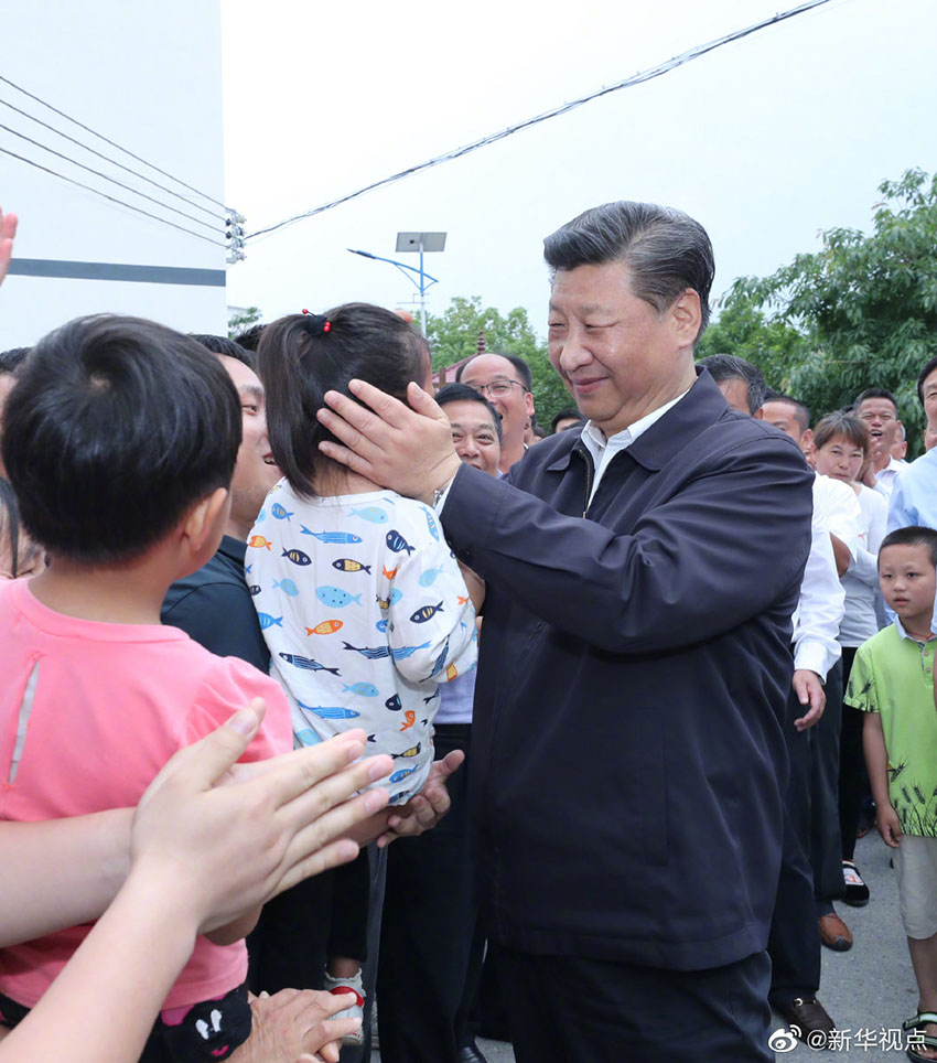 5月20日，中共中央總書記、國家主席、中央軍委主席習(xí)近平深入贛南老區(qū)考察調(diào)研。這是習(xí)近平來到贛州市於都縣梓山鎮(zhèn)潭頭村親切看望老區(qū)群眾。新華社記者 鞠鵬 攝