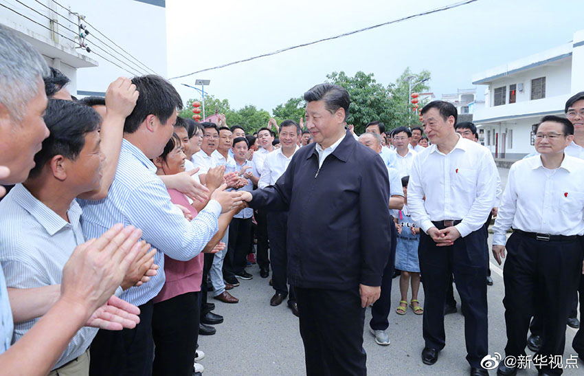 5月20日，中共中央總書記、國家主席、中央軍委主席習(xí)近平深入贛南老區(qū)考察調(diào)研。這是習(xí)近平來到贛州市於都縣梓山鎮(zhèn)潭頭村親切看望老區(qū)群眾。新華社記者 鞠鵬 攝