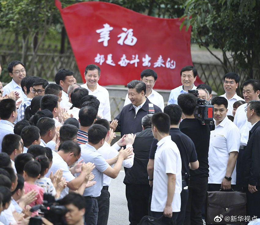 5月20日，中共中央總書記、國家主席、中央軍委主席習(xí)近平深入贛南老區(qū)考察調(diào)研。這是習(xí)近平來到贛州市於都縣梓山鎮(zhèn)潭頭村親切看望老區(qū)群眾。新華社記者 殷博古 攝