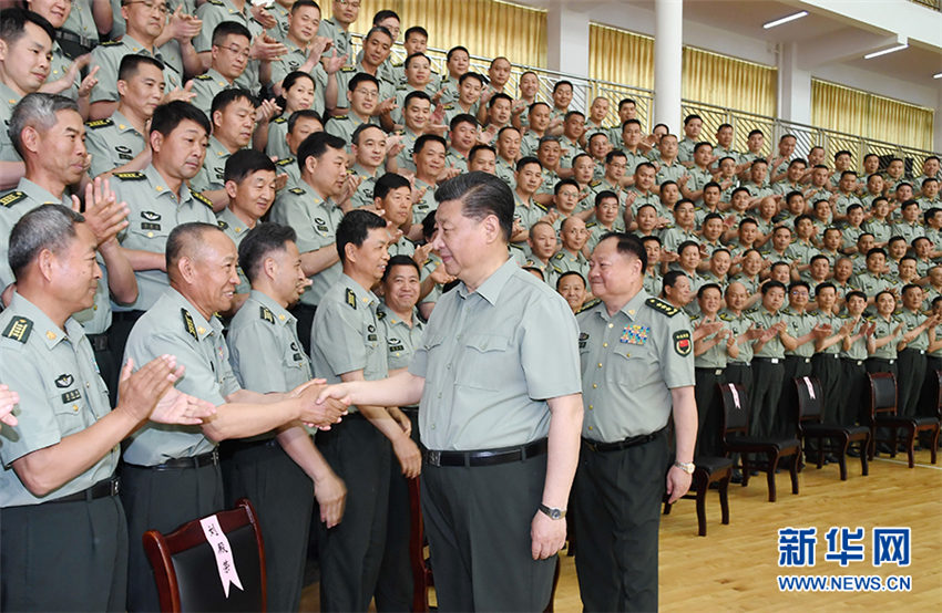 5月21日，中共中央總書記、國家主席、中央軍委主席習近平到陸軍步兵學院視察。這是習近平親切接見駐江西部隊副師職以上領導干部和建制團級單位主官、陸軍步兵學院本部正團職以上干部和石家莊校區(qū)主官、專家教授代表。新華社記者 李剛 攝
