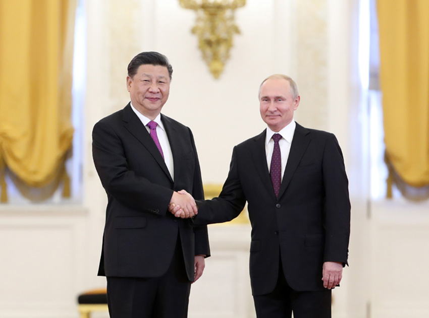 6月5日，國(guó)家主席習(xí)近平在莫斯科克裡姆林宮同俄羅斯總統(tǒng)普京會(huì)談。這是會(huì)談前，兩國(guó)元首緊緊握手，合影留念。 新華社記者 丁海濤 攝